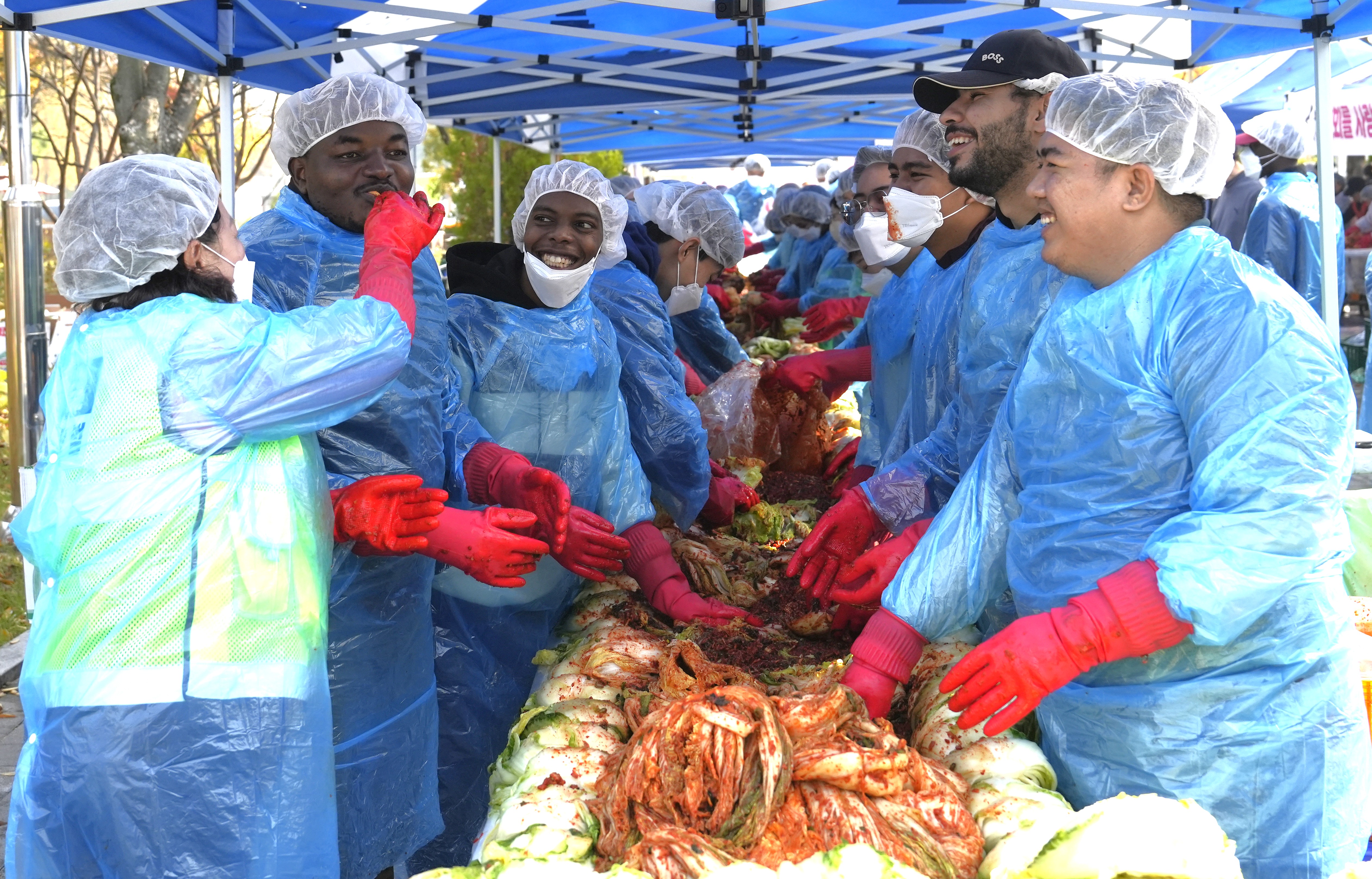 사진1. 배재대 외국인 유학생들 이웃 위한 김장 체험